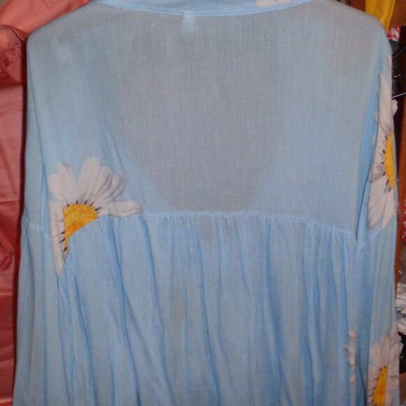 MISLOOK NEW FLOATY,LOOSE BLUE SHEER BLOUSE WITH SUNFLOWERS-SIZE LARGE - Picture 4 of 4
